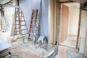 Guide complet pour réussir les travaux de rénovation dans une vieille maison