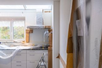 Professionnels collaborant sur un projet de rénovation d'immeuble