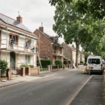Vue d'un quartier résidentiel de Seine-et-Marne avec des maisons en cours de rénovation énergétique, panneaux solaires et isolation en façade